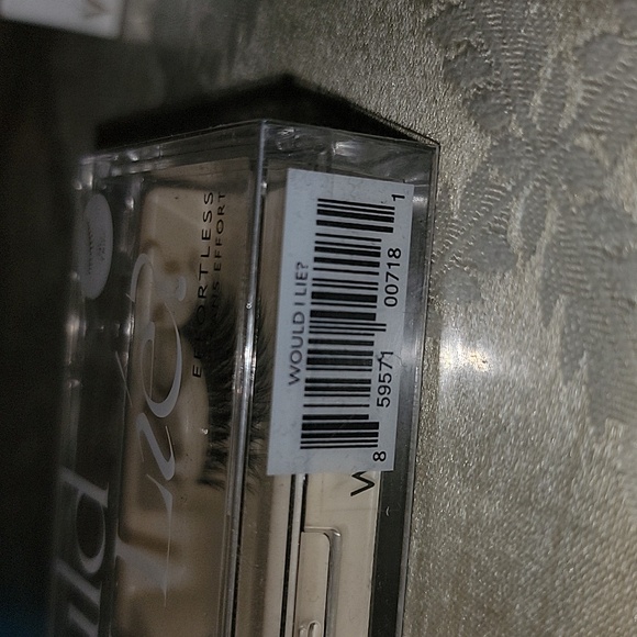 BUNDLE OF VELOUR LASHES &  LASH ADHESIVE - Picture 2 of 3